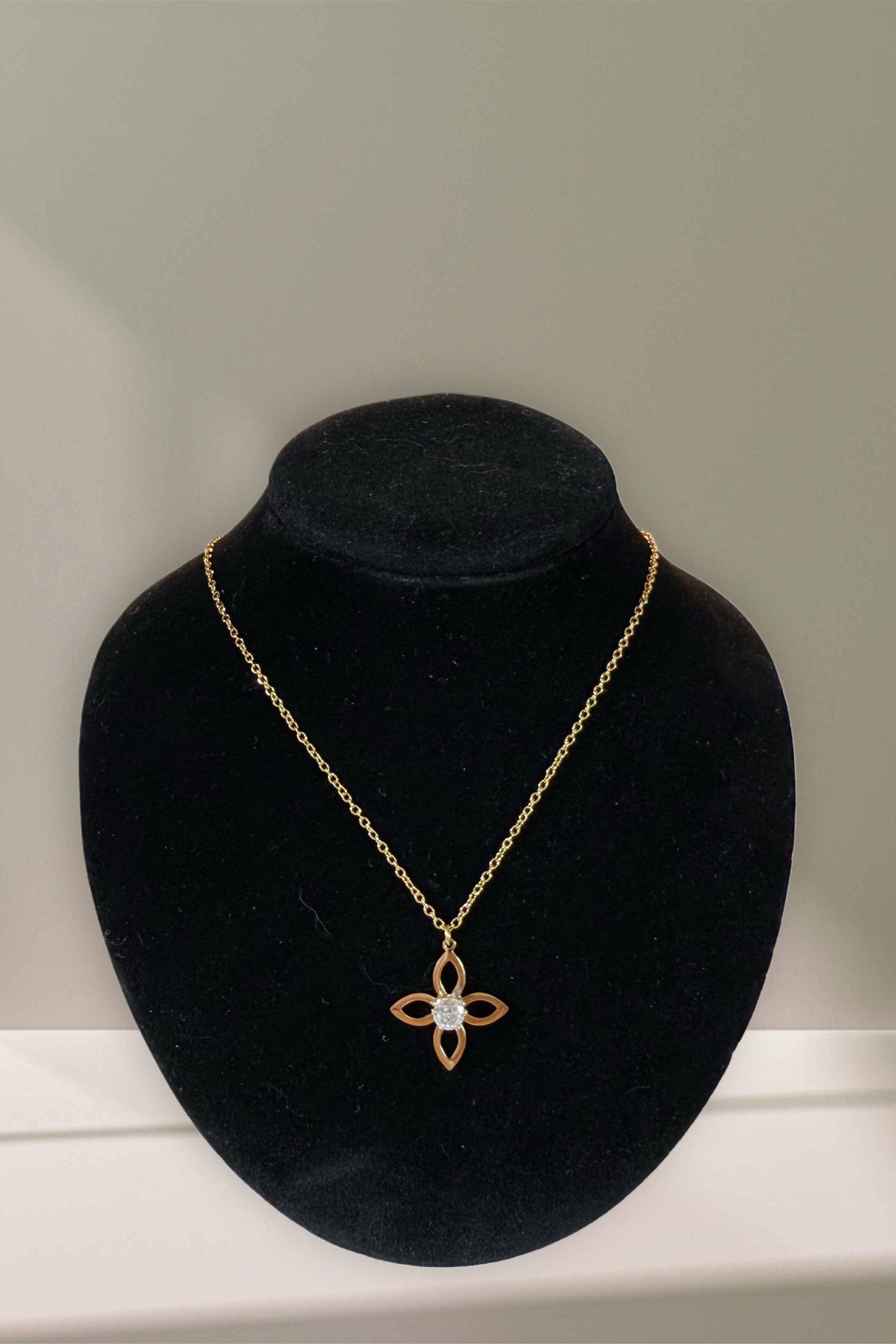 Collier avec fleur en acier inoxydable