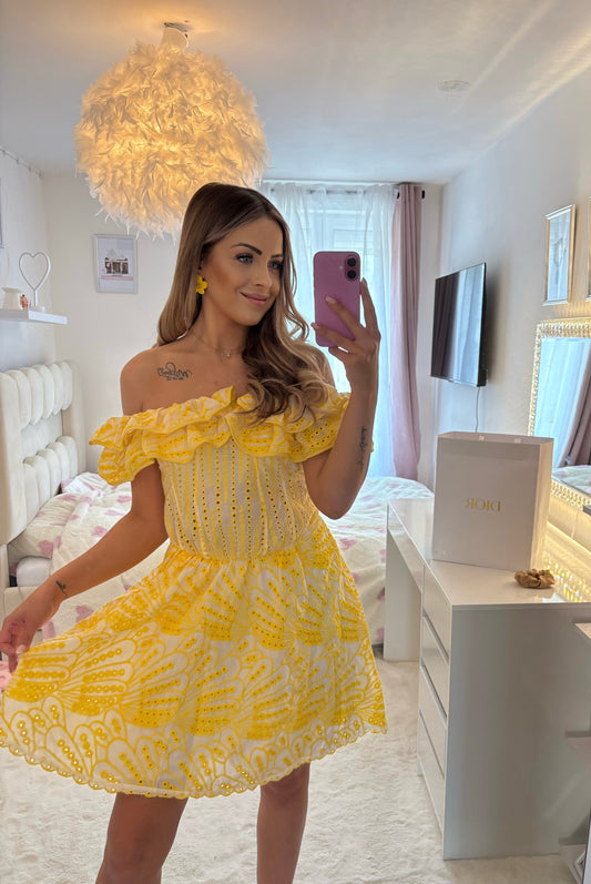 Robe courte avec volants et broderie